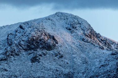 Navacerrada gölünde güneş doğuyor. Sierra de Guadarrama dağları karla kaplı.