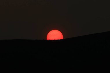 Madrid üzerinde altın gün batımı sislerin üzerinde yükselen yüksek gökdelenlerle.