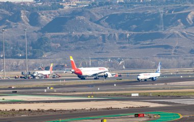 Madrid, İspanya - 20 Ocak 2026: Madrid, İspanya 'daki Adolfo Suarez Madrid Barajas Havalimanı' ndan kalkan bir İberya uçağı.