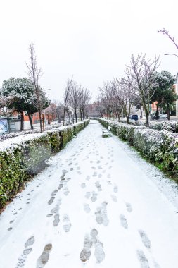 Madrid, İspanya - 28 Ocak 2026: 2026 'da Madrid' de ilk kar yağışı, özellikle İspanya 'nın başkenti Madrid' deki Hortaleza 'da.