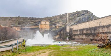 Madrid 'deki Ponton de la Oliva barajından sağanak yağış nedeniyle su geliyor.