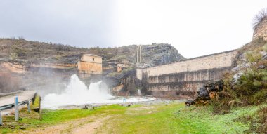 Madrid 'deki Ponton de la Oliva barajından sağanak yağış nedeniyle su geliyor.