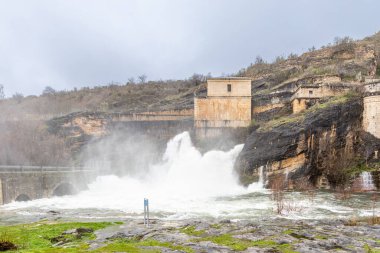 Madrid 'deki Ponton de la Oliva barajından sağanak yağış nedeniyle su geliyor.