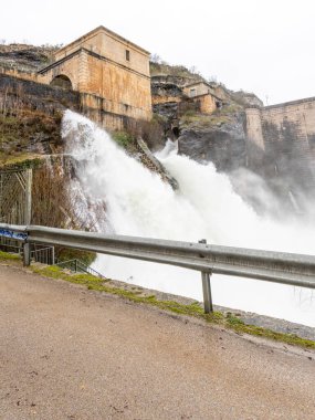 Madrid 'deki Ponton de la Oliva barajından sağanak yağış nedeniyle su geliyor.