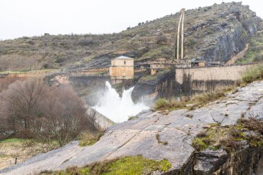 Madrid 'deki Ponton de la Oliva barajından sağanak yağış nedeniyle su geliyor.