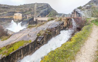 Madrid 'deki Ponton de la Oliva barajından sağanak yağış nedeniyle su geliyor.