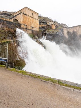 Madrid 'deki Ponton de la Oliva barajından sağanak yağış nedeniyle su geliyor.