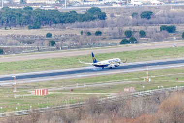 Madrid, İspanya - 09 Şubat 2026: Madrid, İspanya 'daki Adolfo Suarez Madrid Barajas Havalimanı' ndan bir Ryanair uçağı.