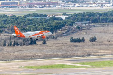 Madrid, İspanya - 09 Şubat 2026: Madrid, İspanya 'daki Adolfo Suarez Madrid Barajas Havalimanı' ndan bir Easyjet uçağı.