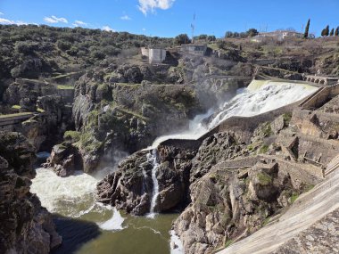 Madrid, İspanya 'daki El Villar Barajı' nda sağanak yağış nedeniyle su serbest bırakıldı.