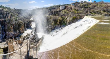 Madrid, İspanya 'daki El Villar Barajı' nda sağanak yağış nedeniyle su serbest bırakıldı.