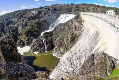 Madrid, İspanya 'daki El Villar Barajı' nda sağanak yağış nedeniyle su serbest bırakıldı.