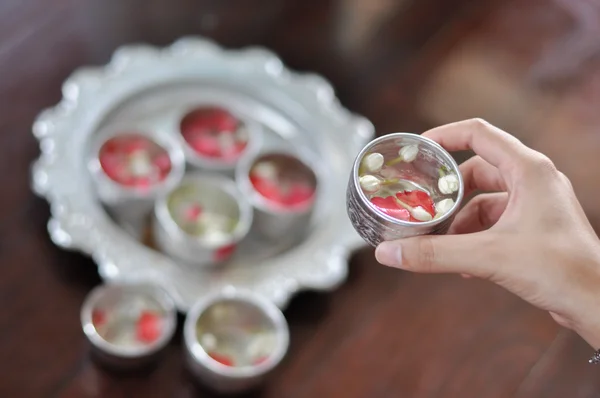 Yasemin ve güllerle corolla küçük kase ile su