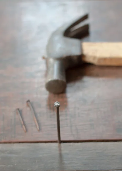 Eski pas çekici bulanık ve ahşap tahta üzerinde çivi
