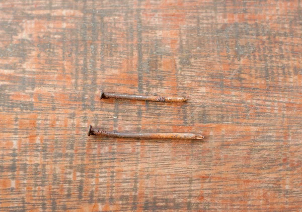 Ahşap tahta üzerinde pas çivi