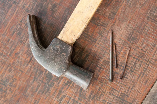 Eski pas çekiç ve çivi ahşap tahta üzerinde