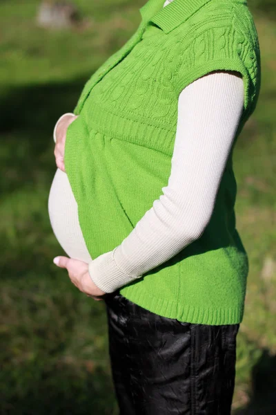 夏、妊娠中お腹の中で妊娠中の女性 — ストック写真