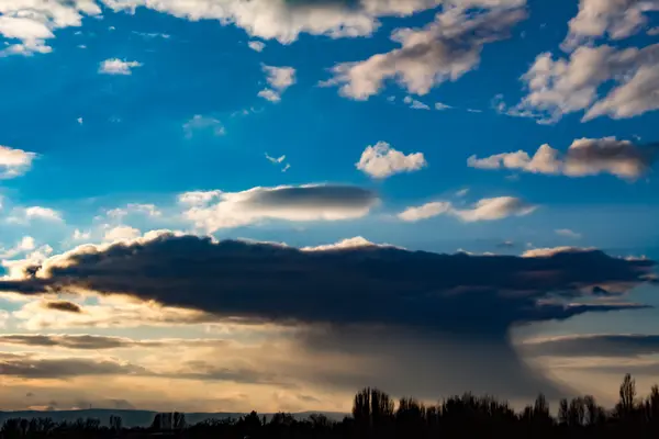 Nube lluviosa en la noche — Foto de Stock