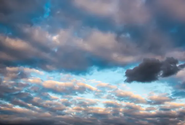 Cielo nublado azul oscuro fondo de foto natural — Foto de Stock