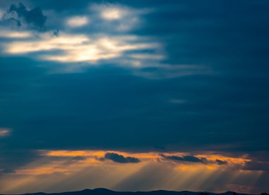 günbatımı bulutlar