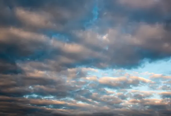 Nubes de colores y cielo azul — Foto de Stock