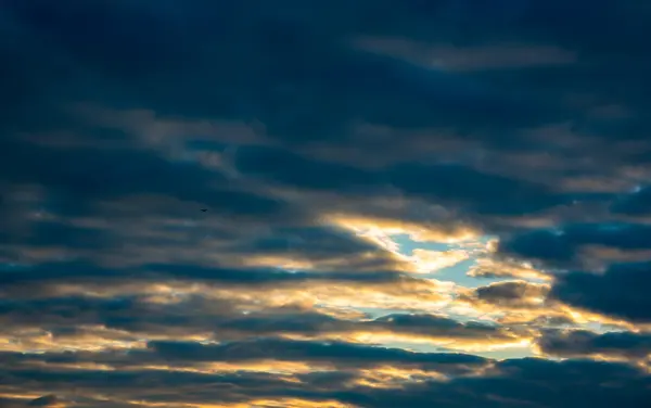 El sol brillando sobre nubes bajas — Foto de Stock