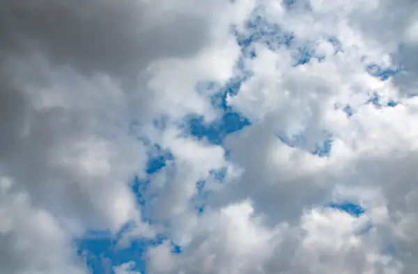 Bulutlu ve güneşli mavi gökyüzü.