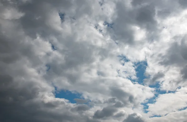 Cielo azul con primer plano de nubes — Foto de Stock