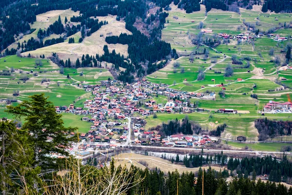 Bellissimo paesaggio montano con un villaggio — Foto Stock