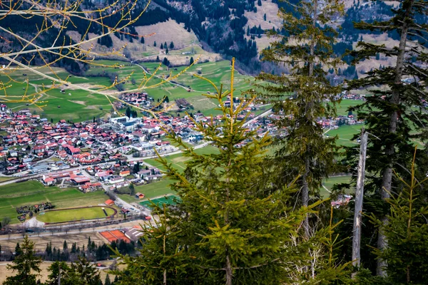 Schöne Berglandschaft mit einem Dorf — Stockfoto