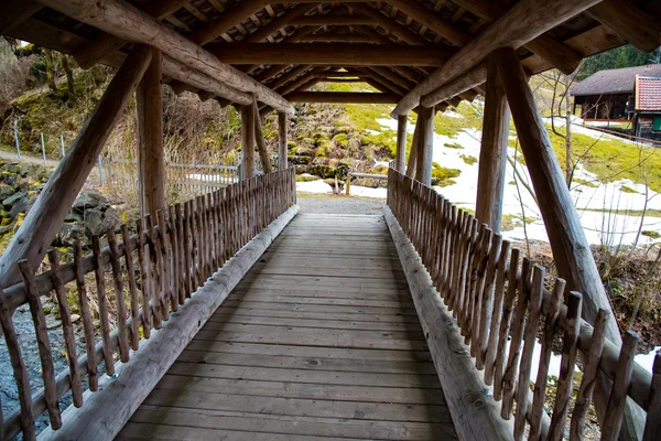 Le pont en bois à travers une petite rivière — Photo