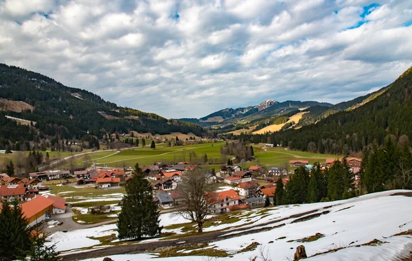 Beau village de montagne en Bavière — Photo