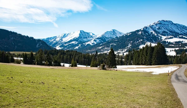 Magnifique route de montagne dans les Alpes allemandes — Photo
