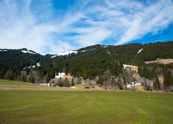 Fantastiska äng och berg i våren - Tyskland — Stockfoto