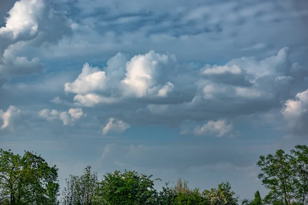 Fin blå himmel med moln — Stockfoto