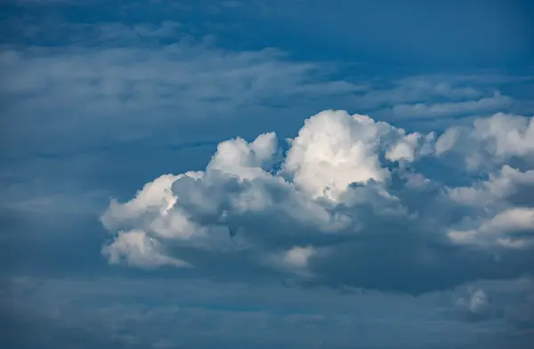 Bonito cielo azul con nubes — Foto de Stock