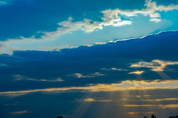 Gökyüzü günbatımı arka planda Almanya