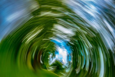 Ağaçlar, yeşil alan, mavi gökyüzü ile sanat soyut doğal arka plan