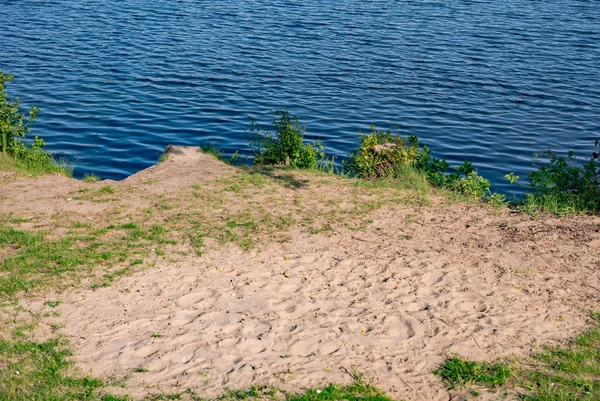 Písek u jezera na slunečný den — Stock fotografie