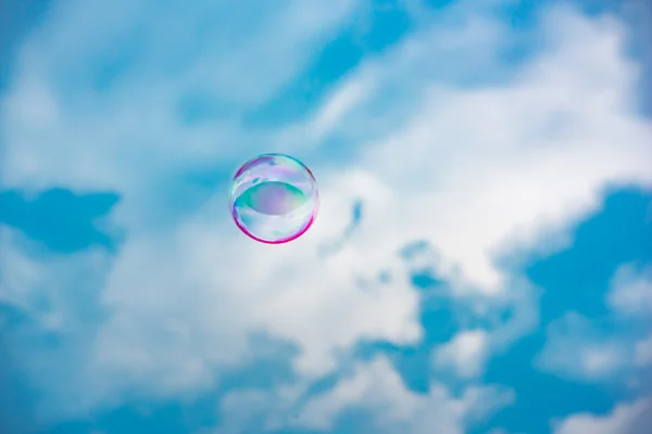 Einzelne Seifenblase auf Himmelshintergrund — Stockfoto