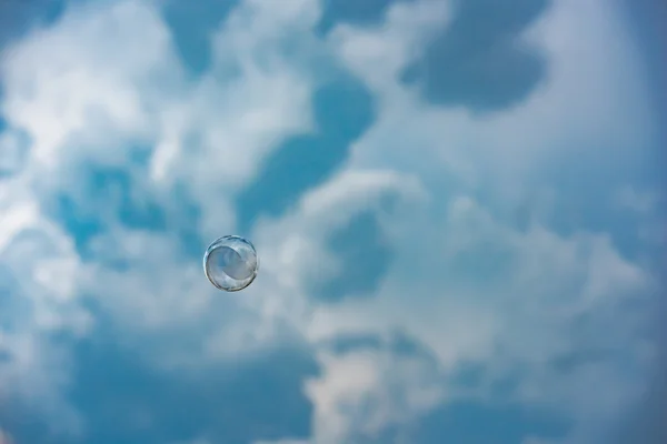 Één van de zeepbel op de hemelachtergrond Rechtenvrije Stockafbeeldingen