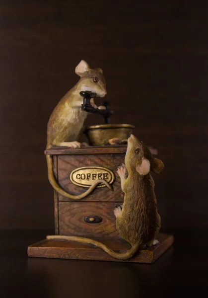 Красивая статуэтка мыши и кофе — стоковое фото