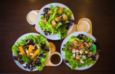 Yeşil sebze ile bombeli salata.