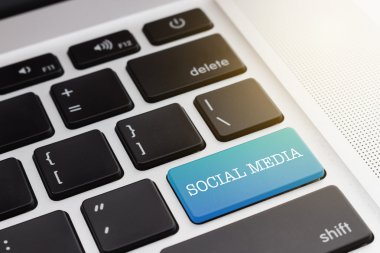 Sosyal medya: Yeşil renkli buton klavye bilgisayar