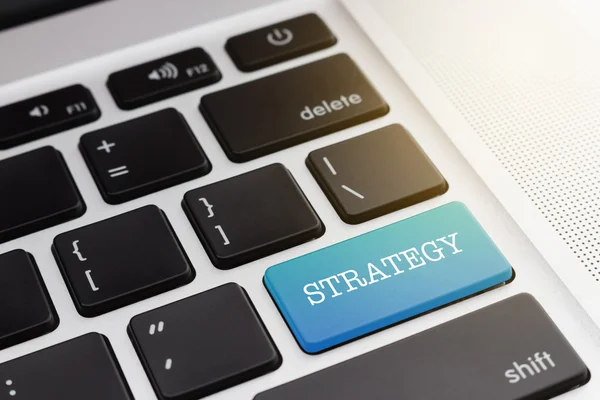 Strateji: Yeşil renkli buton klavye bilgisayar