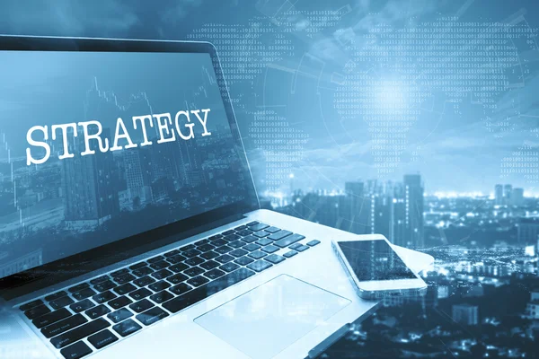 Strateji: Gri bilgisayar monitör ekran. Dijital iş ve teknoloji kavramı.
