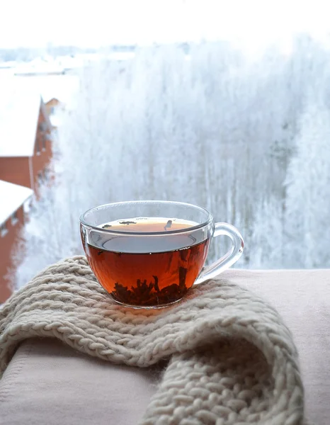 Зимний натюрморт: чашка чая и теплый шерстяной шарф — стоковое фото