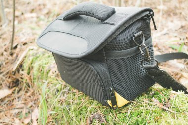 siyah kamera çantası