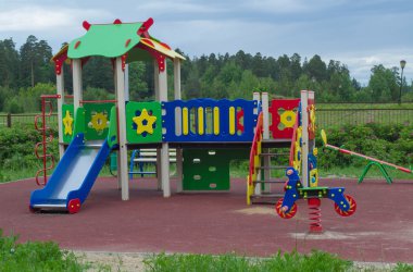 Parktaki bahçedeki renkli oyun parkı