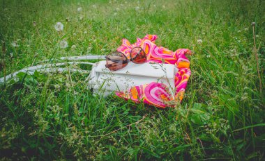 aksesuarlar yaz havasında. Çimenlerin üzerinde